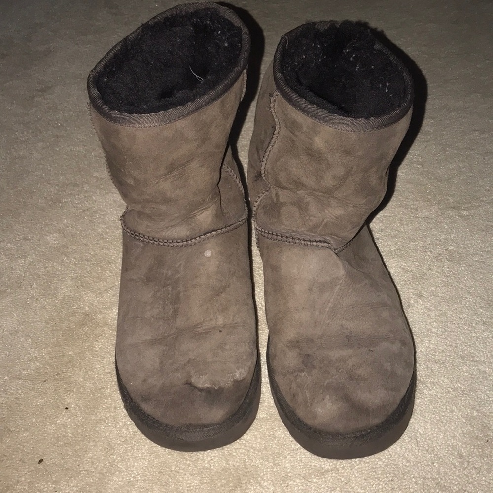 UGGS - Picture 2 of 4